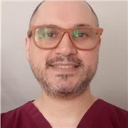 Tecnólogo médico cursando magíster en docencia realiza clases presenciales y online de anatomía humana